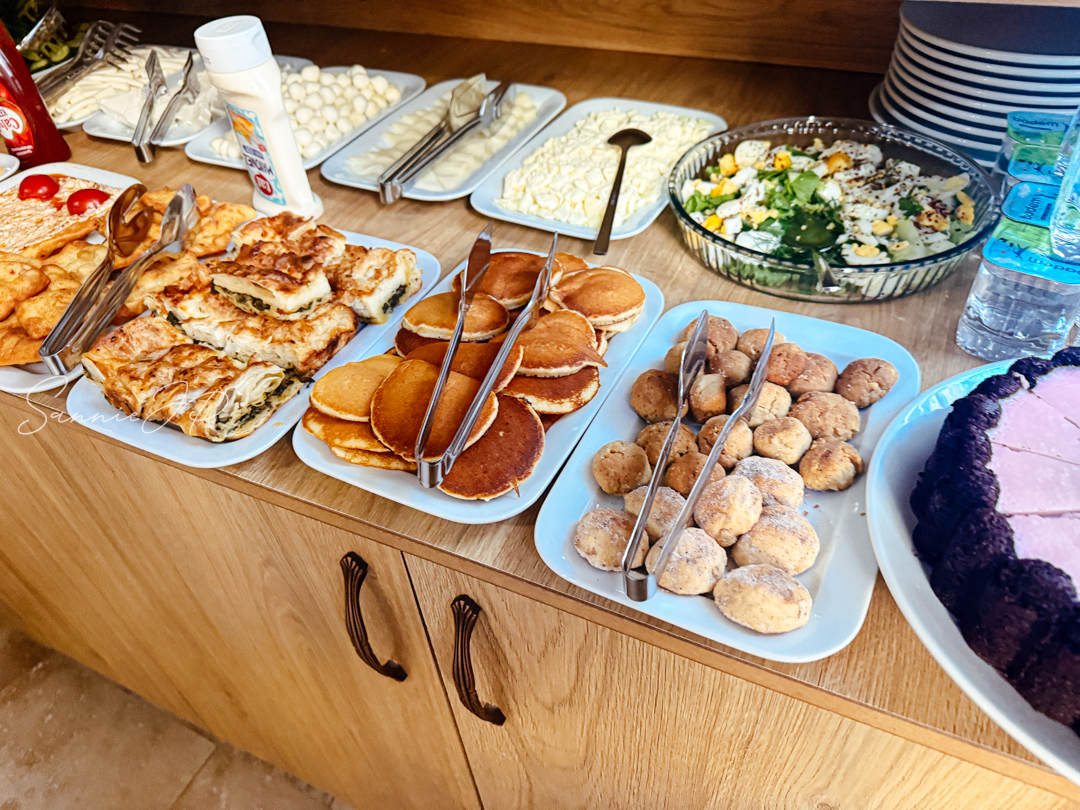 トルコ ギョレメ カッパドキア Majestic Cave Houseの朝食 パンケーキやサラダ