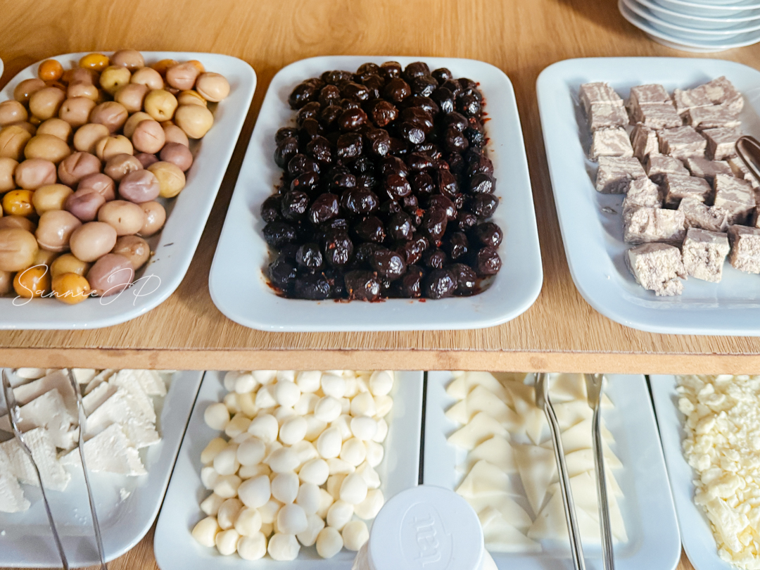 トルコ ギョレメ カッパドキア Majestic Cave Houseの朝食 オリーブとチーズ