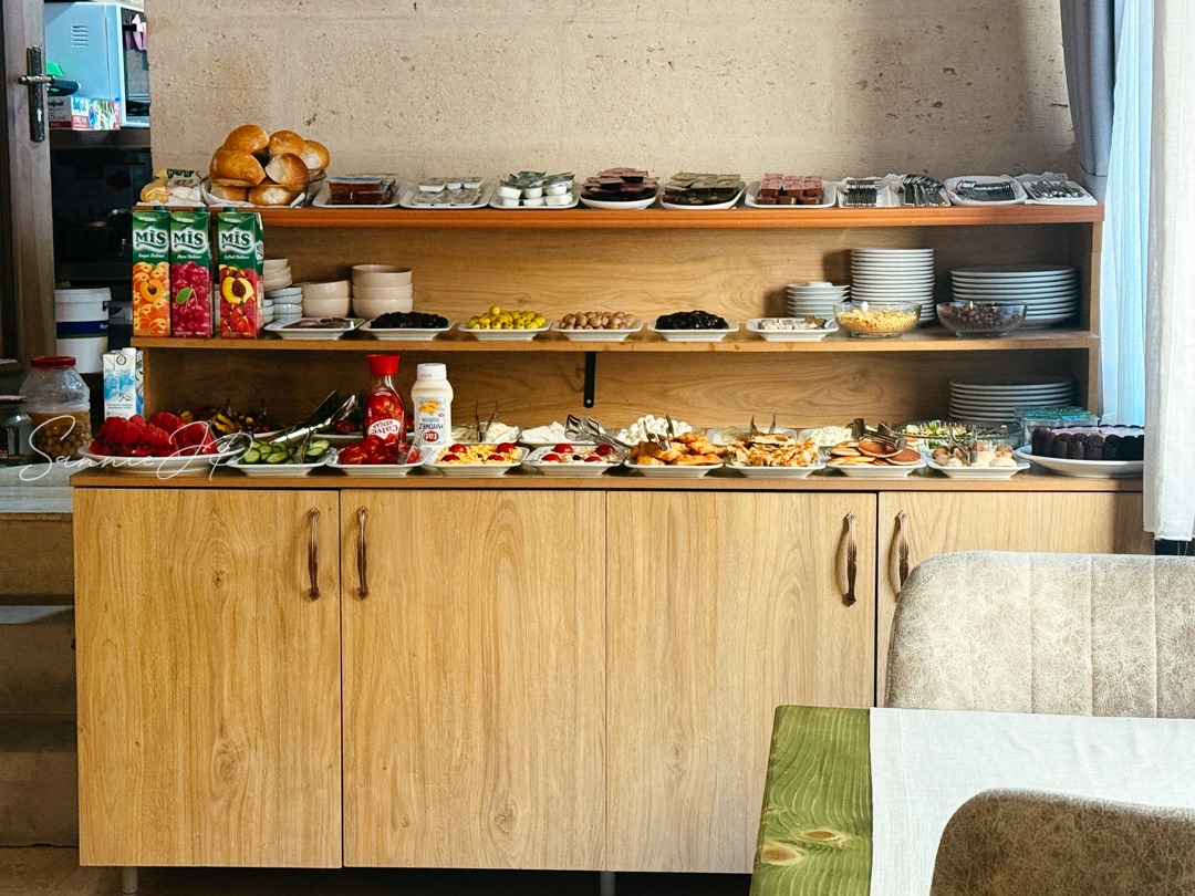 トルコ・カッパドキアのギョレメにあるMajestic Cave Houseの朝食ビュッフェ。アットホームで温かみのある空間で楽しむトルコ料理の朝ごはん。