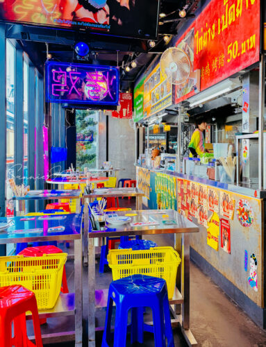 下北沢 タイ屋台999 (カオカオカオ) 店内 テーブル席