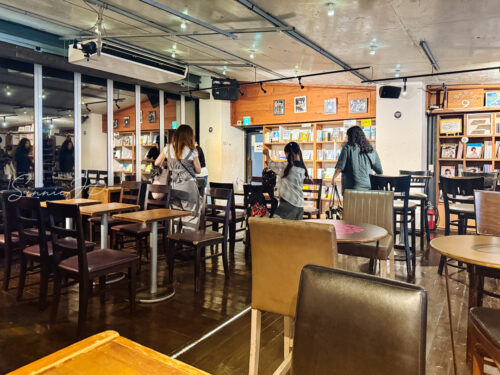 東京 渋谷 道玄坂 CAFE9 店内 テーブル席