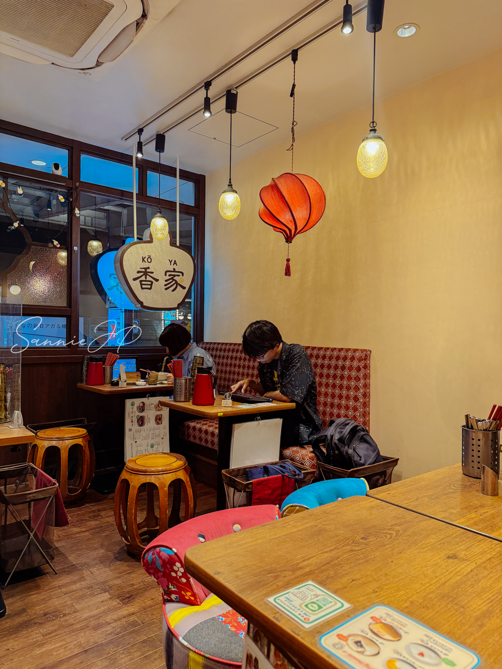 下北沢の極上担々麺 香家の店内。女性一人でも入りやすく、落ち着いた時間を過ごせる雰囲気