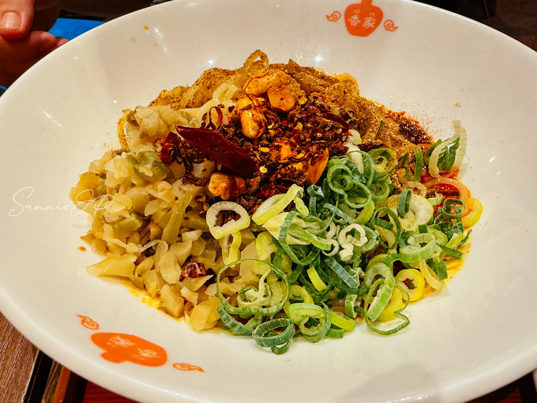 香家 シモキタエキウエ店の「麻辣・汁なし担々麺」。花椒の香りと辛味が程よく調和する一杯