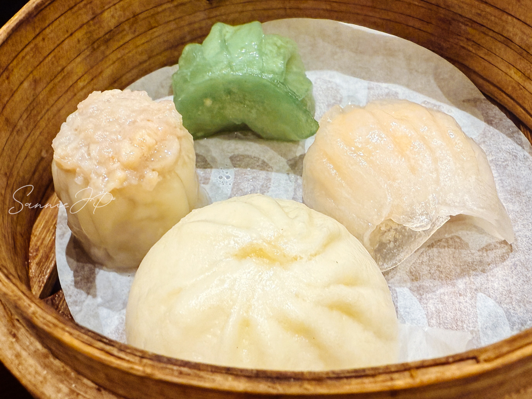 極上担々麺 香家の点心セット。ミニ肉まんやシュウマイなどが並ぶ満足度の高いセットメニュー