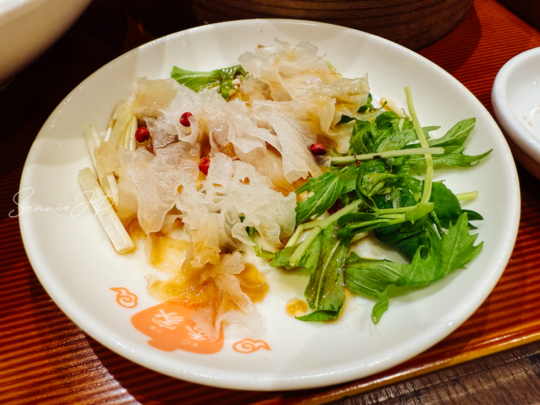 姫担々麺のセットに付く白キクラゲのサラダ。シャキッとした食感が爽やかなアクセント