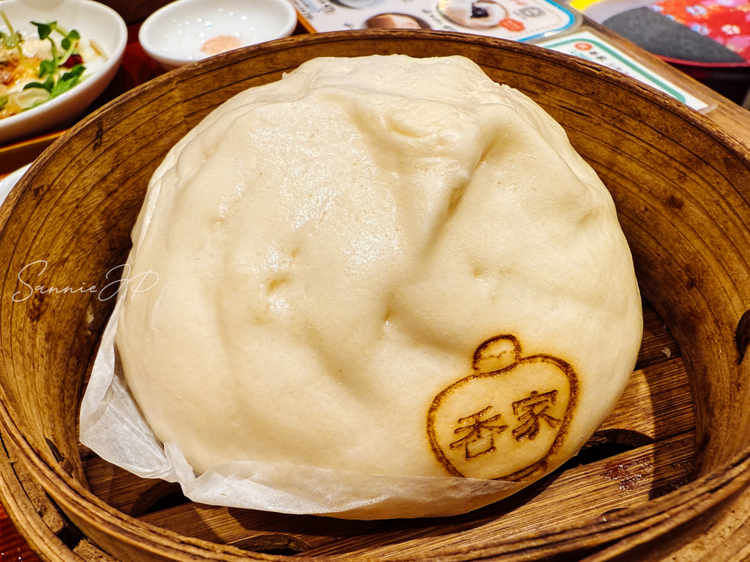 下北沢の担々麺店「香家」で人気の大肉まん。厚みのある皮がもっちりとした食感で食べ応え抜群