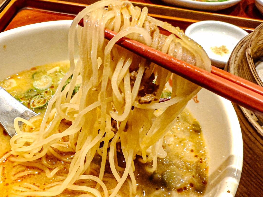 極上担々麺 香家の細めでやや硬めの麺。軽い口当たりでスープとよく絡む担々麺