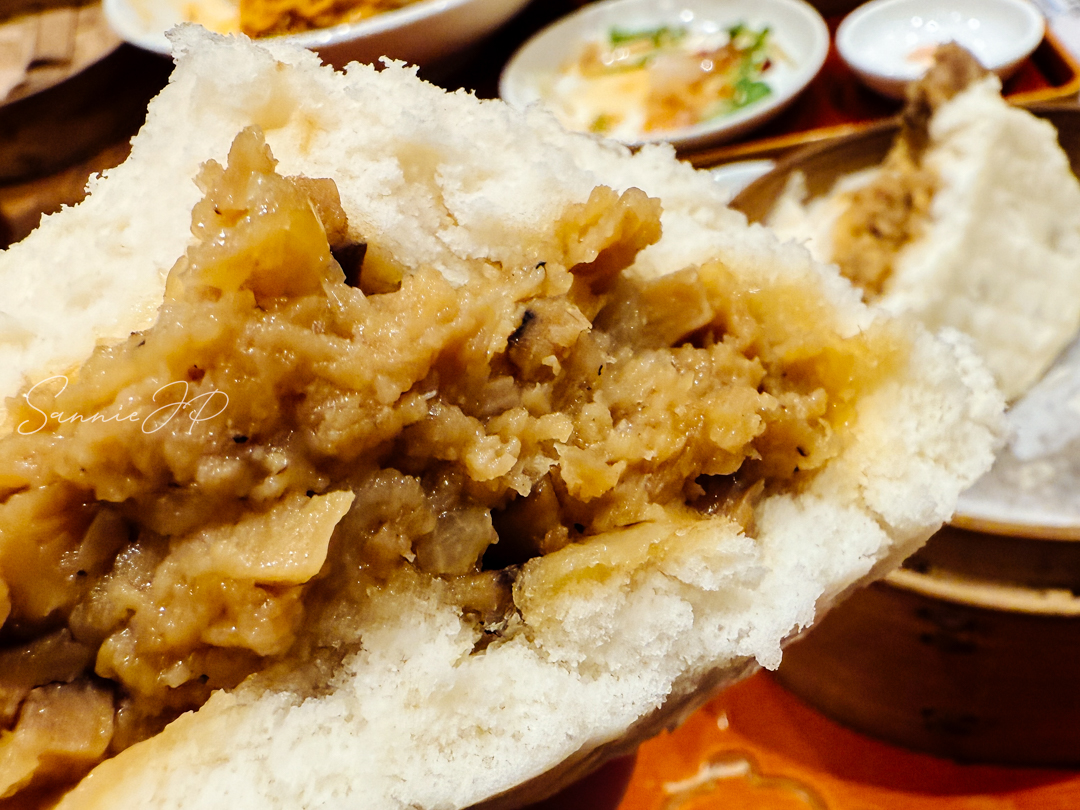 香家の大肉まんを割った瞬間。熱々の肉汁と具材の旨みが広がる下北沢の人気点心
