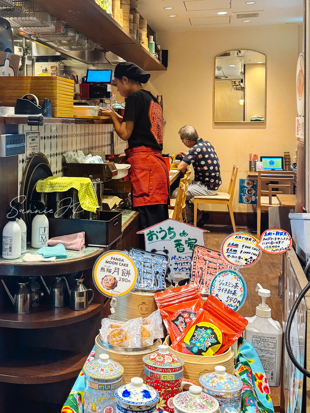 香家 シモキタエキウエ店のカウンター席。下北沢駅から近く、仕事帰りにも立ち寄りやすい担々麺店