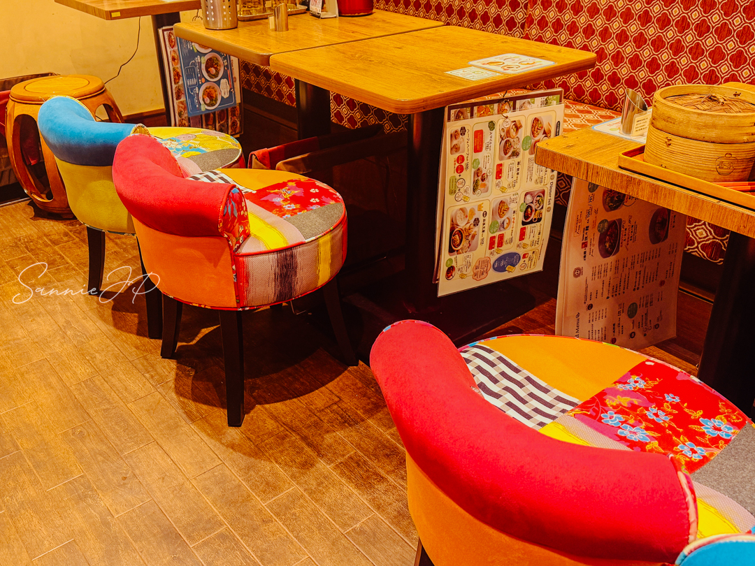 香家の店内に並ぶカラフルな椅子。下北沢らしい個性的で明るく自由な雰囲気が感じられる
