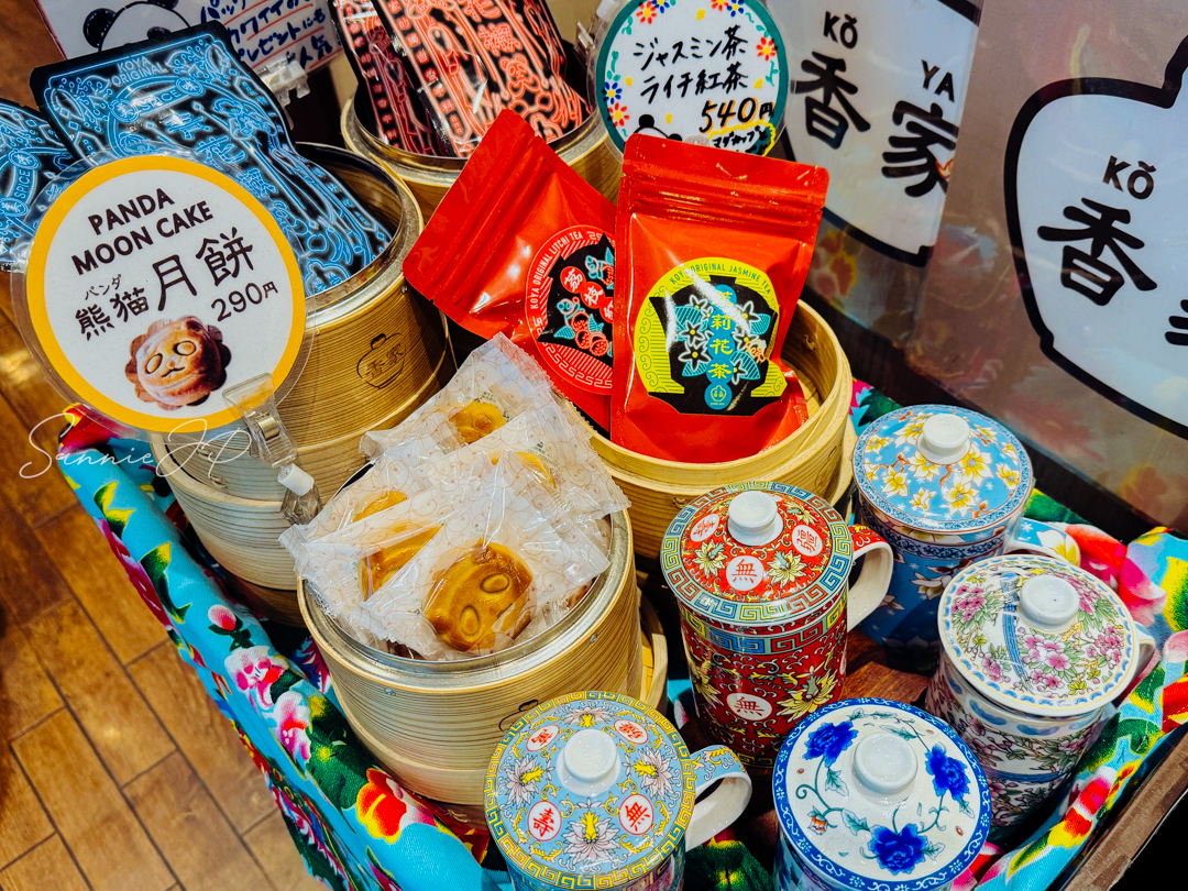 極上担々麺 香家の物販コーナー。月餅やライチ紅茶など、食後に楽しめるお土産が揃う