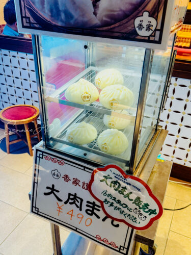 香家 シモキタエキウエ店のレジ前。大肉まんの冷凍販売も行われており、お土産に人気