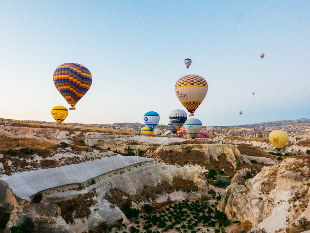 カッパドキア・ギョレメのDiscovery Balloons気球ツアーで奇岩群の上空を飛ぶ気球から見た景色