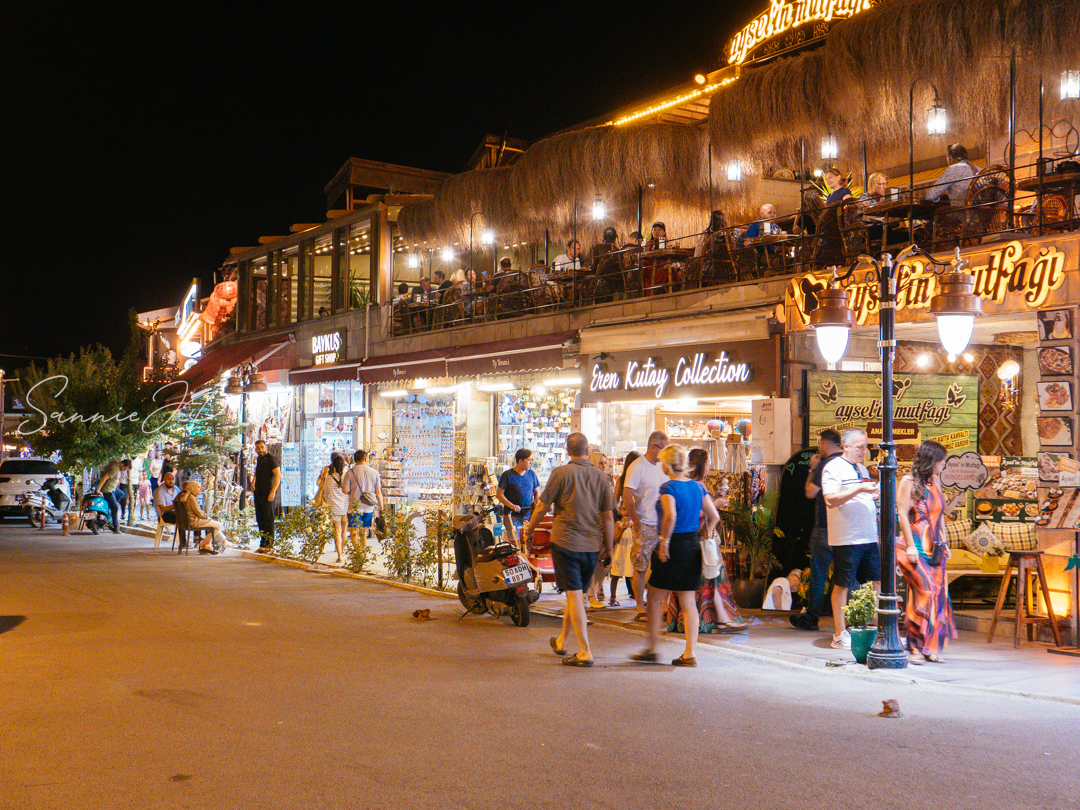 ルコ・カッパドキアのギョレメ中心部にある洞窟ホテル「Majestic Cave House」。夜はライトアップされた街並みはとても賑やか。