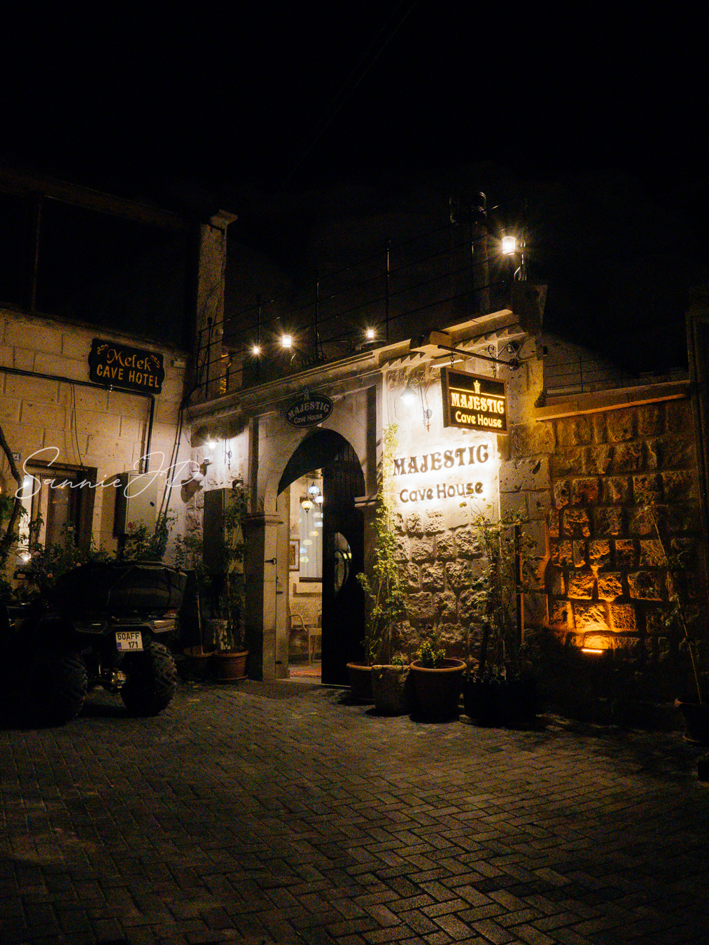 トルコ・カッパドキアのギョレメにある洞窟ホテル「Majestic Cave House」の入口。夜はライトアップされて幻想的な雰囲気に包まれる。