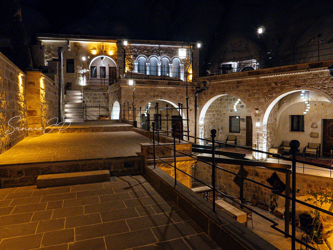 トルコ カッパドキア ギョレメの洞窟ホテルMajestic Cave Houseの夜のテラス席。ライトアップされた建物と幻想的な雰囲気が魅力