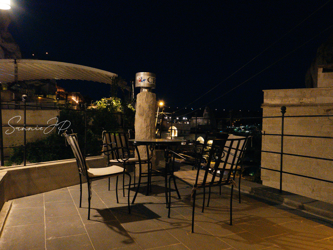 トルコ ギョレメ カッパドキア Majestic Cave Houseのテラス席 夜の雰囲気