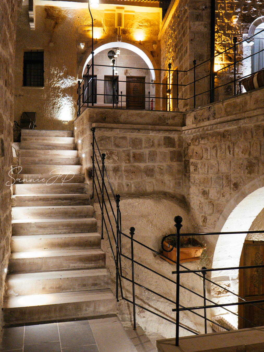 トルコ カッパドキア ギョレメのMajestic Cave Houseの階段。ライトアップが美しく、幻想的で雰囲気のある夜のホテル風景