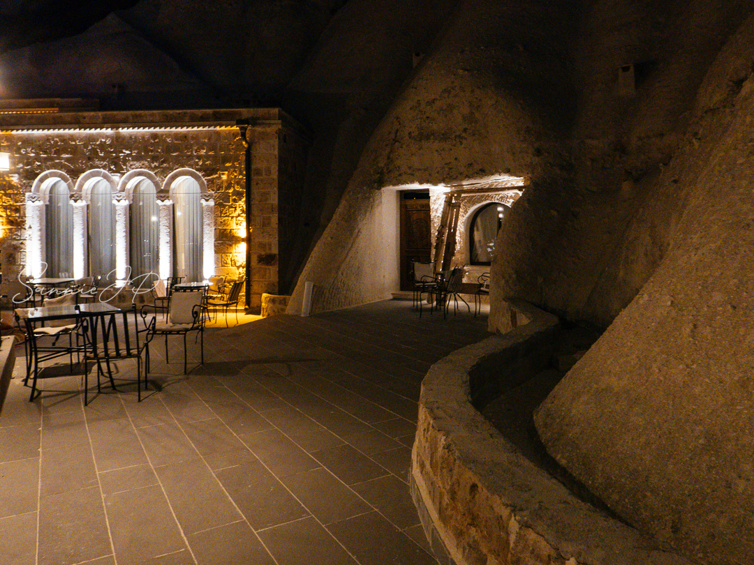 トルコ ギョレメ カッパドキア Majestic Cave Houseの奇岩と地形を利用したテラスエリア