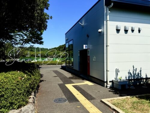 ZEBRA Coffee & Croissant 稲城中央公園店の駐車場かの行き方