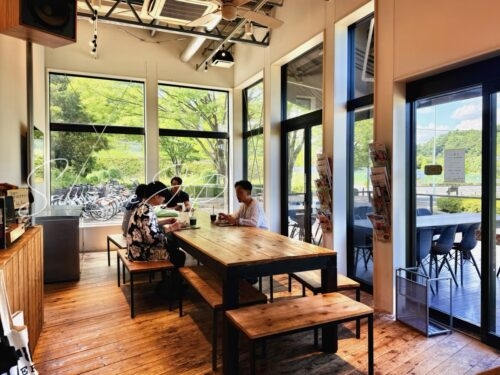 ZEBRA Coffee & Croissant 稲城中央公園店の長テーブル