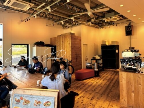 ZEBRA Coffee & Croissant 稲城中央公園店の店内