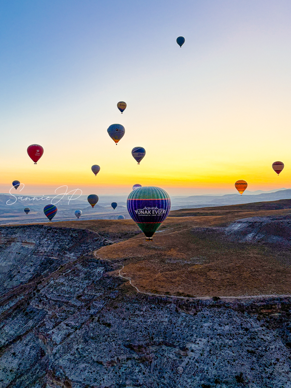 カッパドキア・ギョレメのDiscovery Balloonsが飛ぶ朝焼けの空と独特な地形