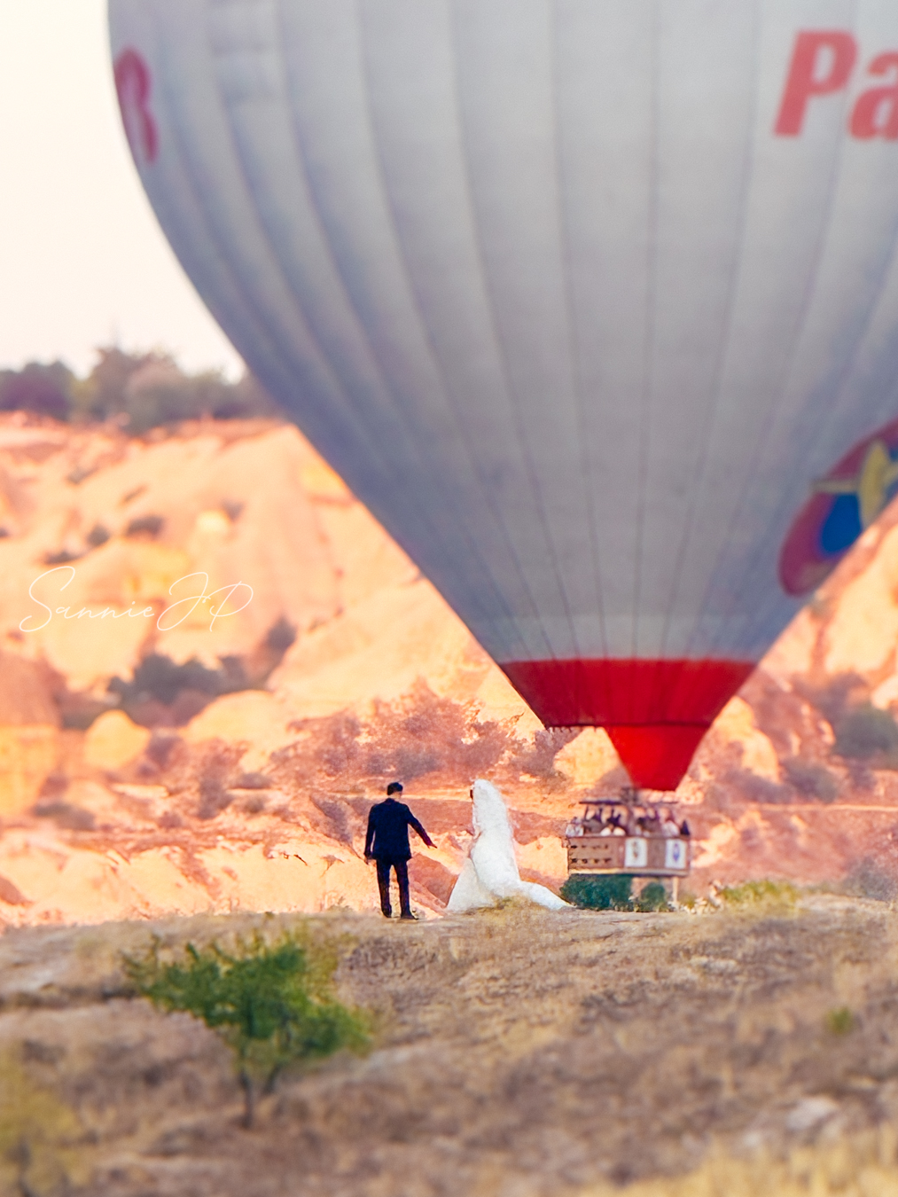 カッパドキア・ギョレメのDiscovery Balloonsで撮影された気球を背景にしたフォトウエディングをしている人たち
