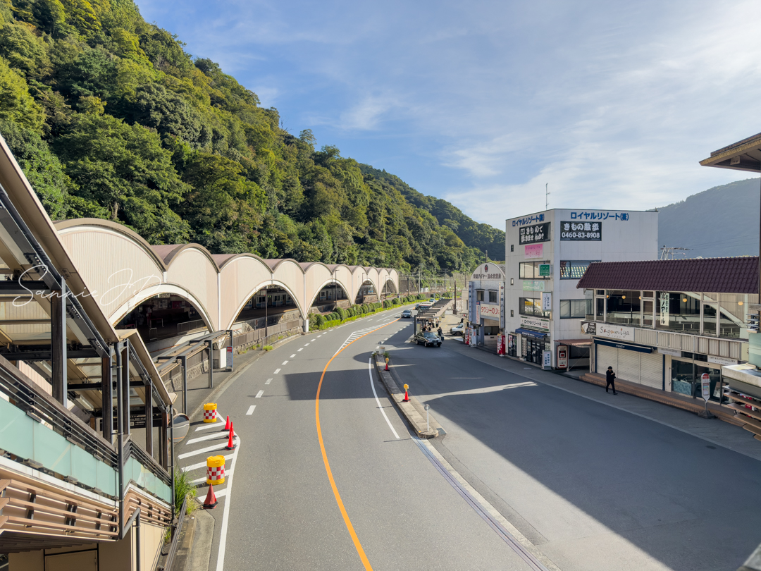 箱根湯本駅からバスのりばを望む朝の景色。日帰り温泉への出発