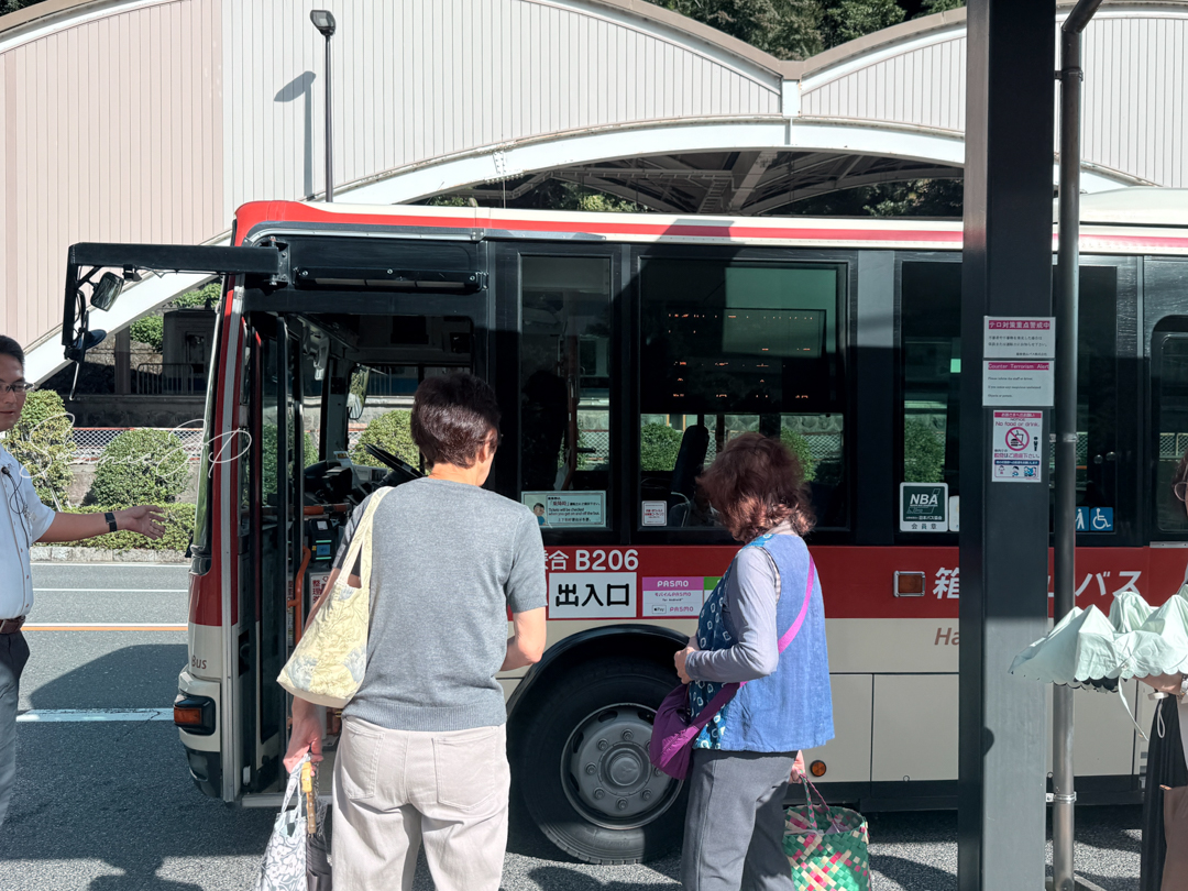 到着した路線バスと係員の案内。行き先を告げると丁寧に案内してくれる