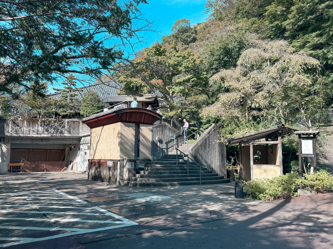 入湯券売機のある小さな小屋。箱根の湯へ誘う入口