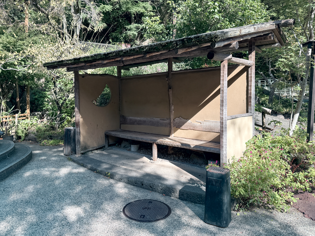 入口手前の喫煙所。館内禁煙で空気が澄むやさしい配慮