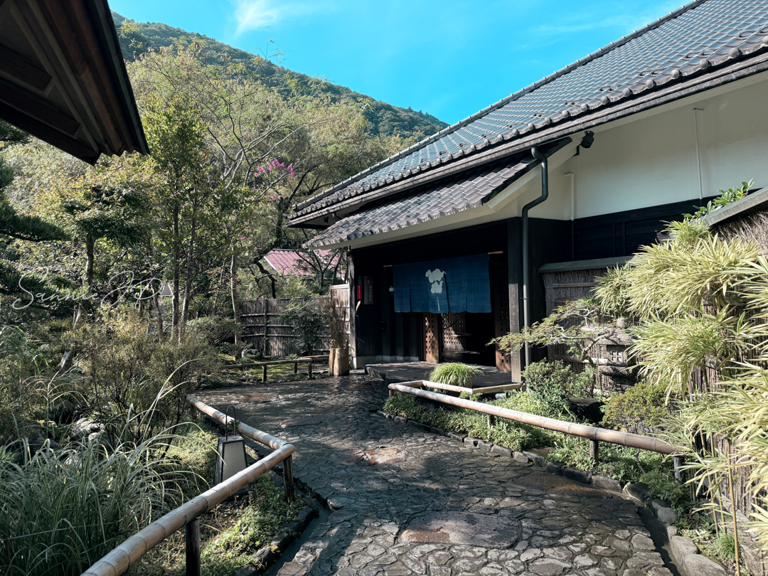 箱根の天山湯治郷の門越しにのれんの入口。静かな日帰り温泉の始まり
