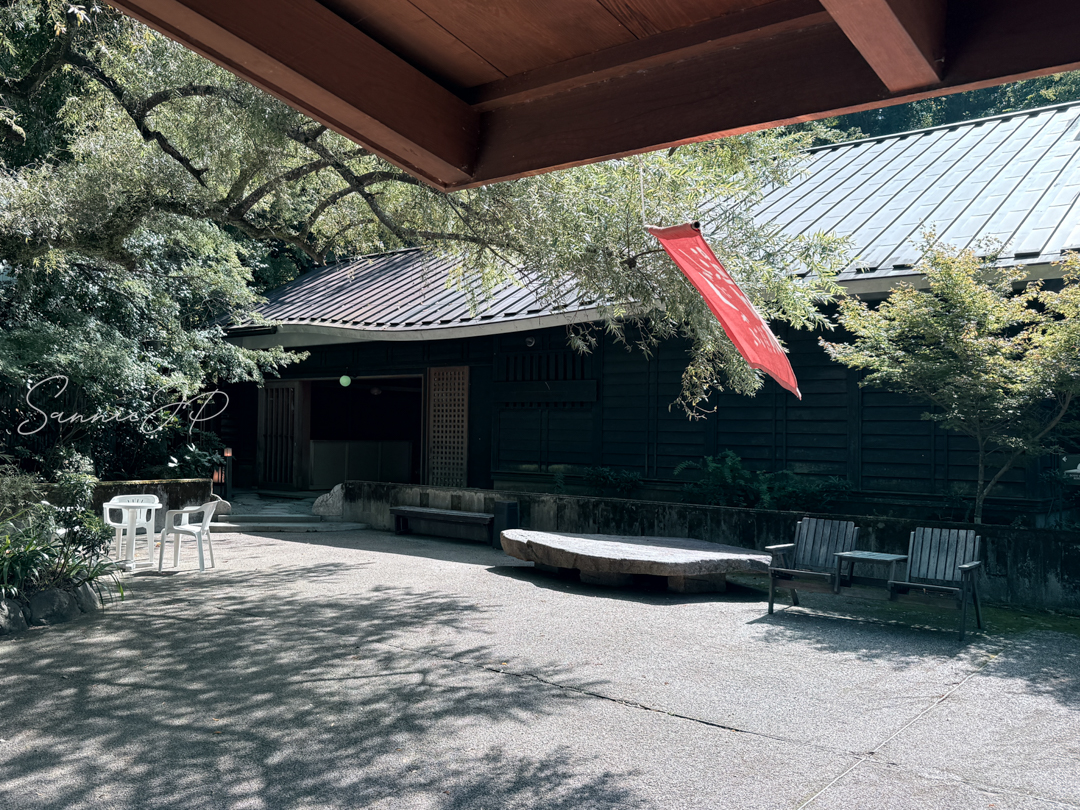 椅子が点在する中庭で一息。箱根の風を感じる癒やし時間