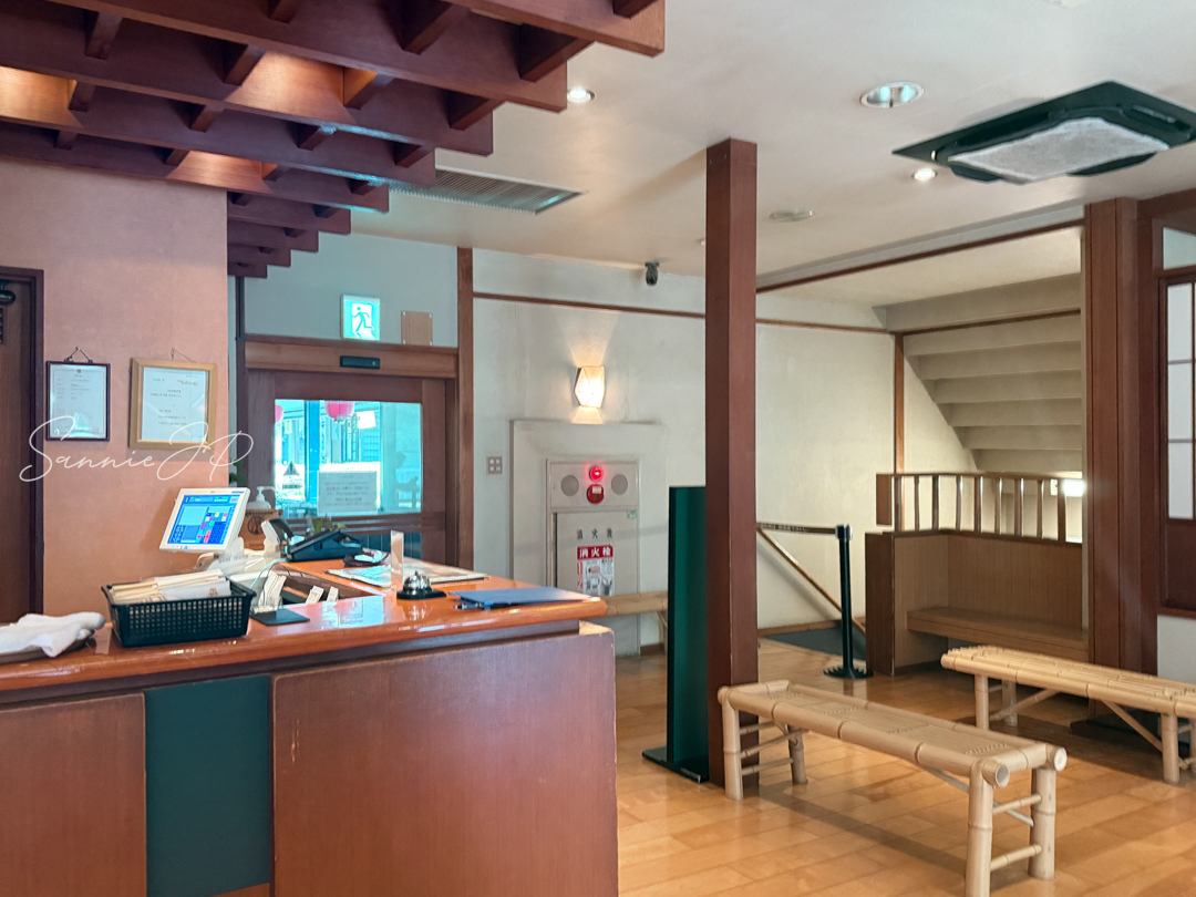 レジ前の待合席で開店待ち。湯上がりの小さなわくわく