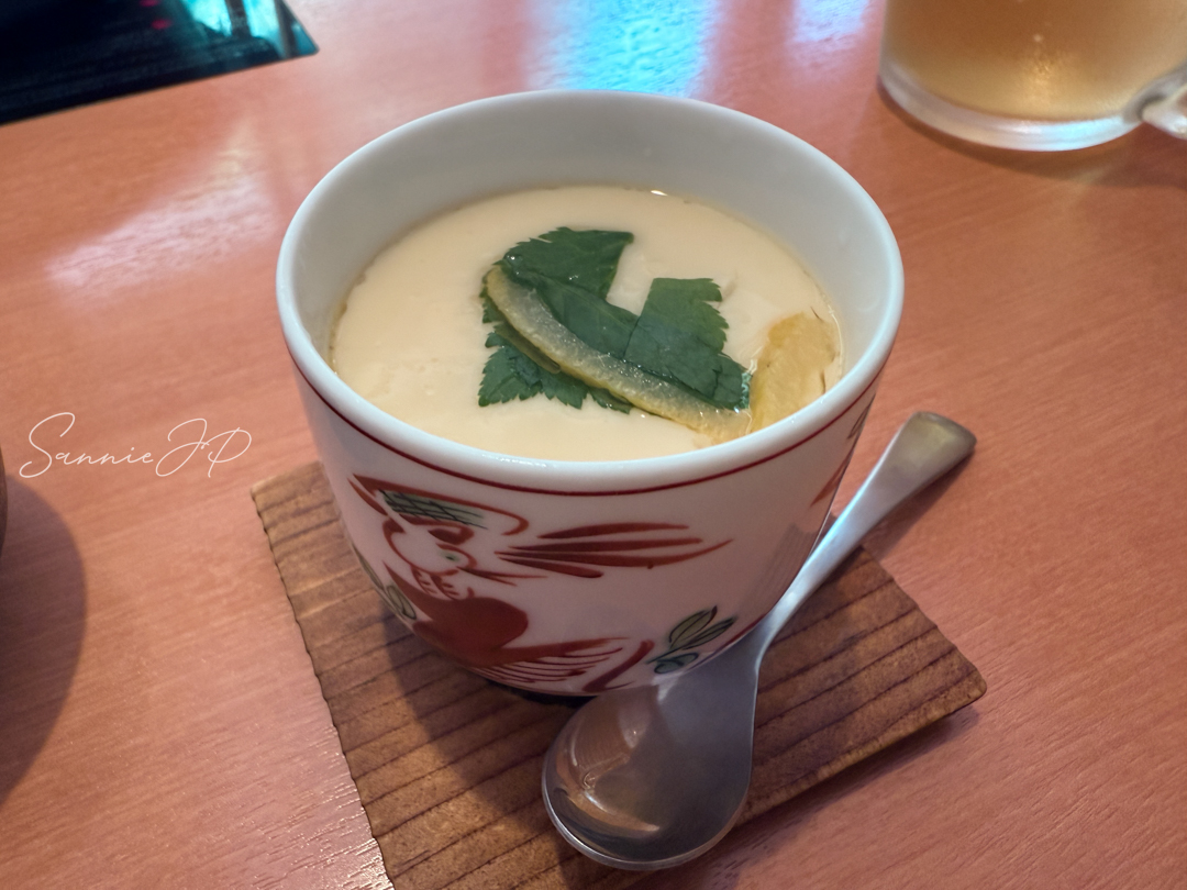 湯気立つ茶碗蒸し。やわらかな出汁が体に染みて幸せ
