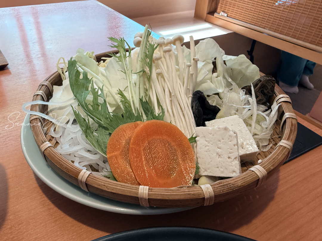彩り野菜と締めの麺。温泉後の体にしみる優しい一皿