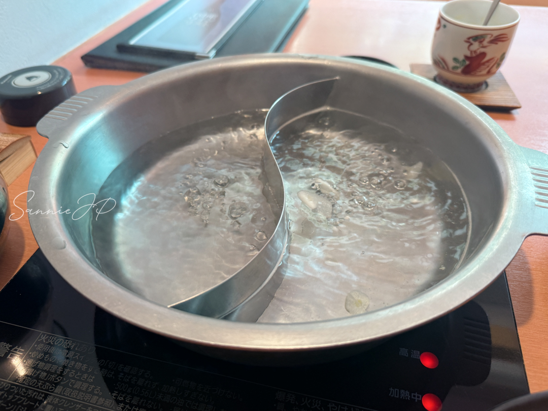 ぐつぐつと湧く鍋を前に、箱根の昼どきが少し贅沢になる