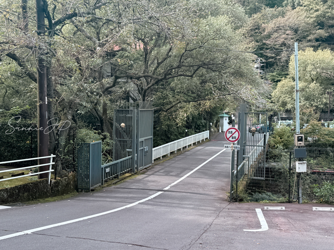 渓流に架かる小橋を渡る瞬間。日常から離れる箱根の入口