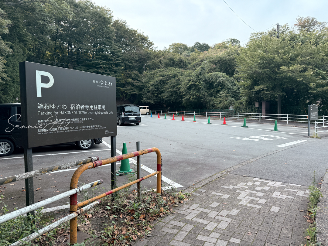 駐車場全体｜平坦な道沿いにあるホテル駐車場、アクセスしやすく安心