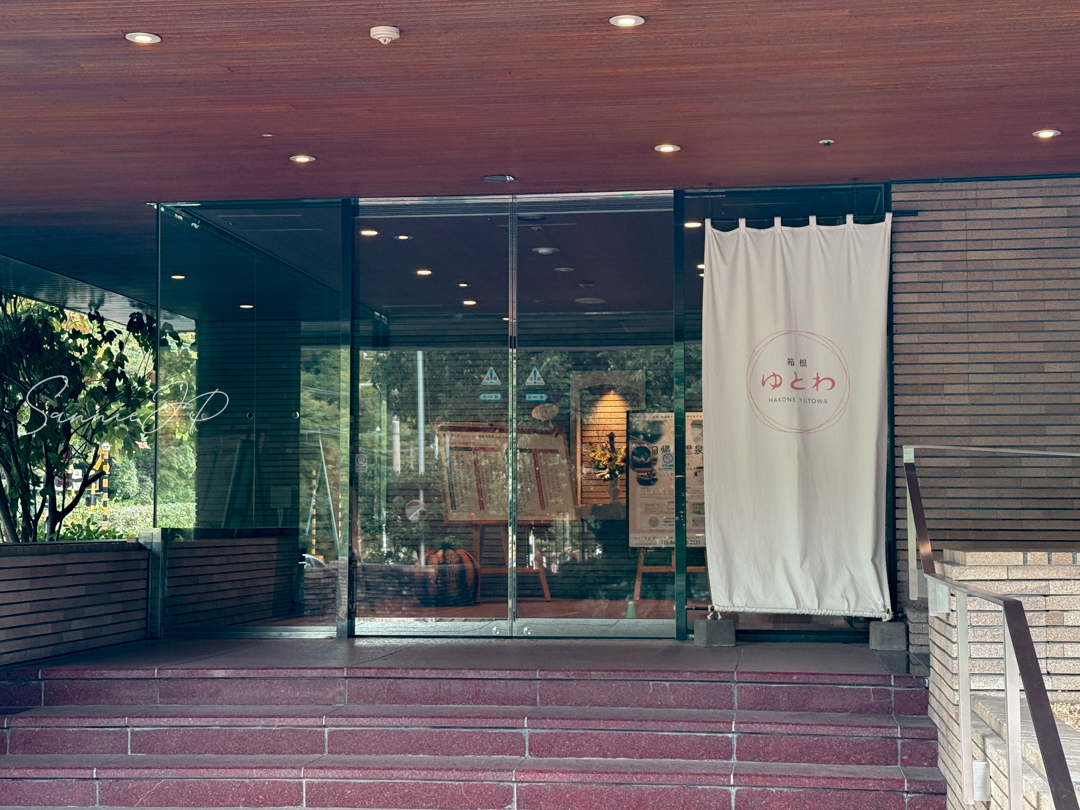 エントランス1番目の自動ドア｜静かな朝に開くホテルの入り口、非日常への扉