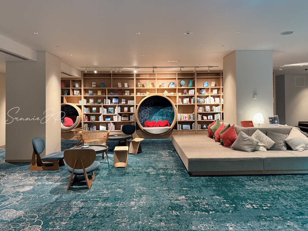 ライブラリースペース｜700冊の本が並ぶ癒しの空間、箱根ゆとわの象徴