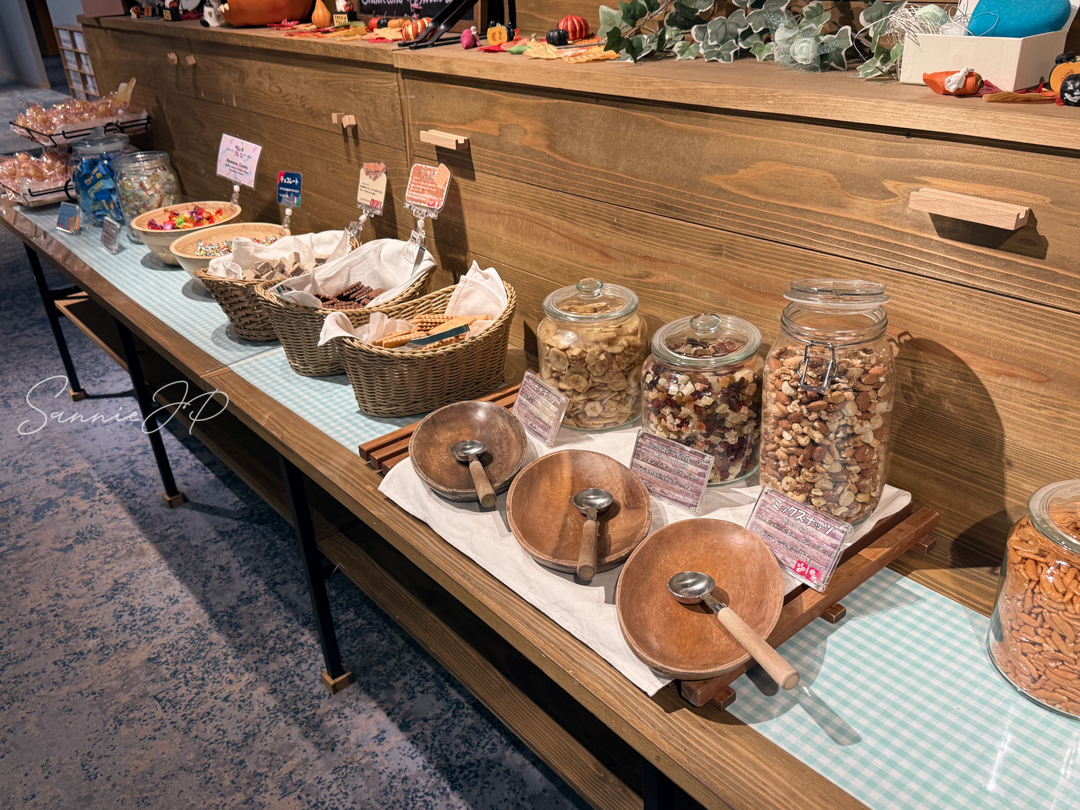 ナッツやビスケットが並ぶ｜種類豊富なスナックにワクワクするラウンジ時間