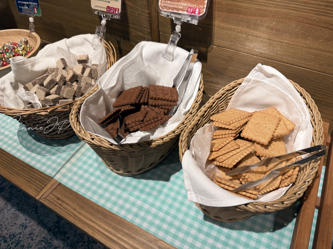 ウエハースとビスケット｜軽やかな食感のお菓子が並ぶテーブル