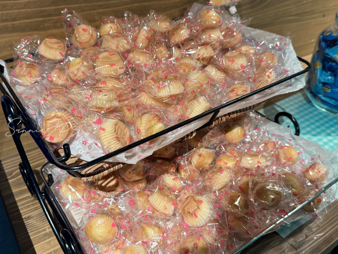 ミニマフィンの山｜見た目も可愛いミニマフィンがずらりと並ぶ