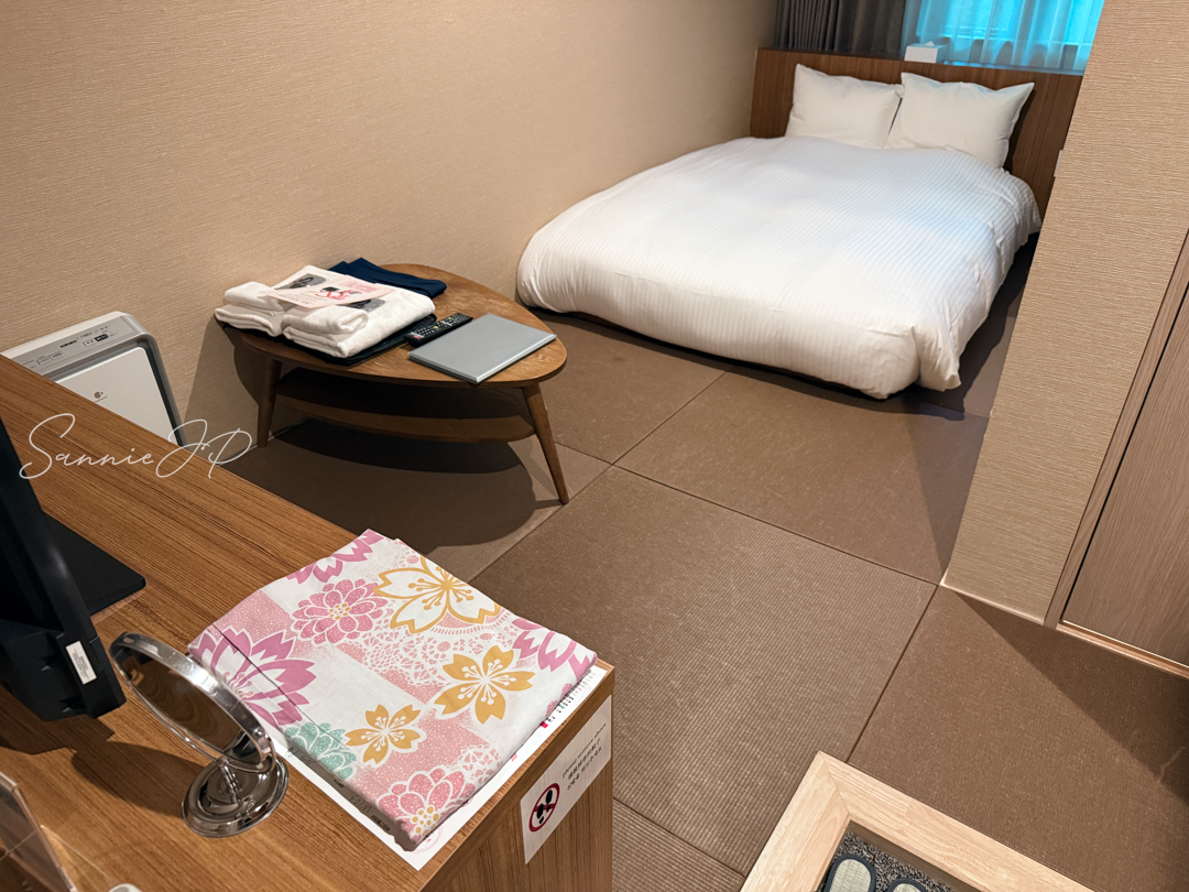 テレビとテーブル、ベッドの位置関係が分かる室内全景。箱根ゆとわひとり旅のイメージに