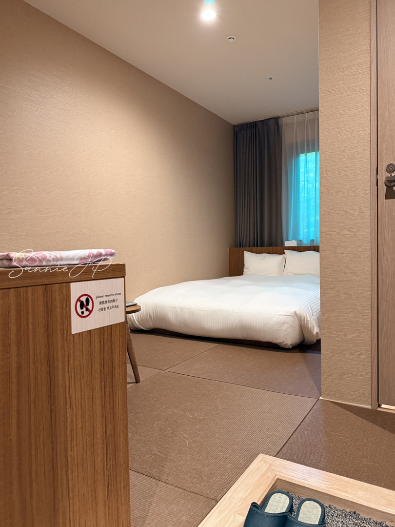 セミダブルベッドと天井の高さが分かる客室写真。箱根ゆとわ103号室での女性ひとり旅ステイ