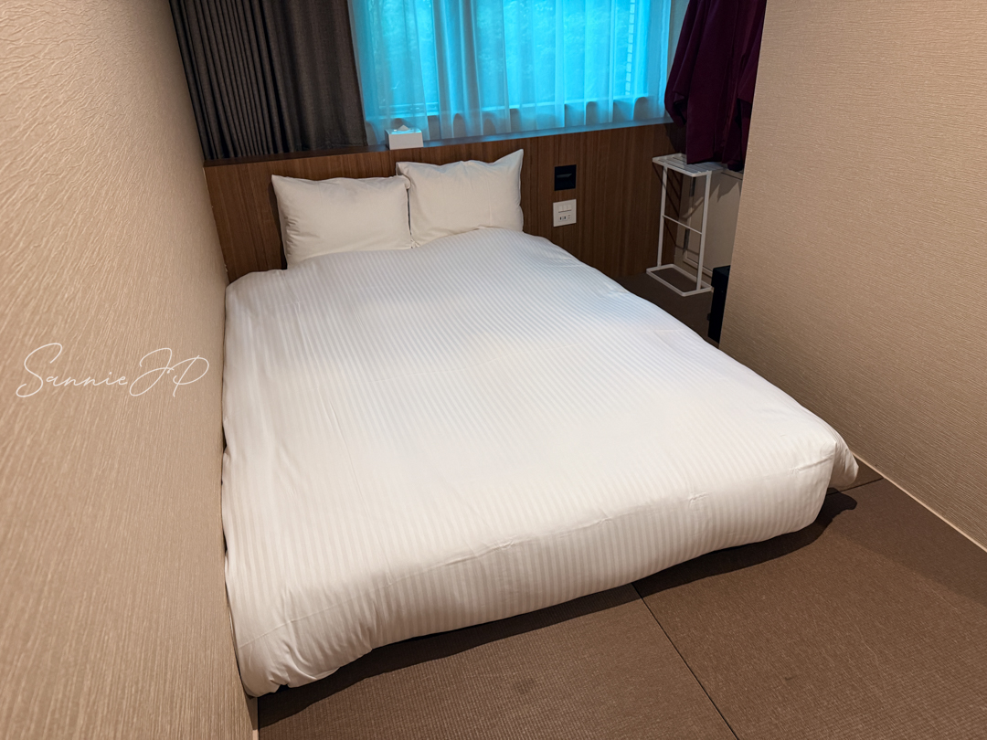 セミダブルベッドのサイズ感が伝わるカット。箱根ゆとわで女性ひとりでもゆったり横になれる広さ