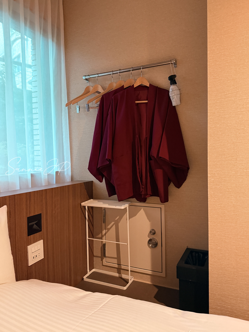 半天とクローゼット代わりのスペース。タオル干しやゴミ箱も揃った箱根ゆとわ客室設備