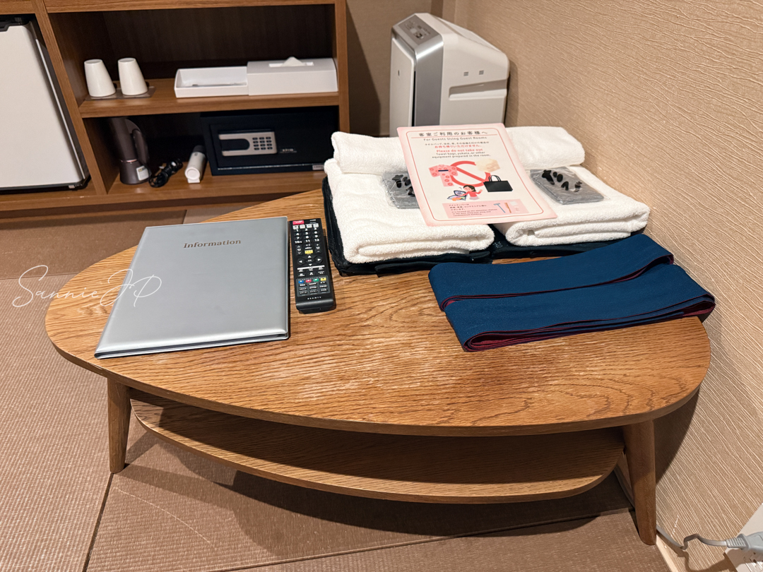 タオルや浴衣用の帯が並ぶテーブル。箱根ゆとわのひとり旅でも快適に過ごせるアメニティ